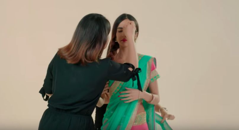 U-Dictionary官方短片：一个女孩被妆扮成印度不同区域的姑娘。接下来1分钟内，她换上印度各地节庆服饰，展示了App支持的印度各地区语言