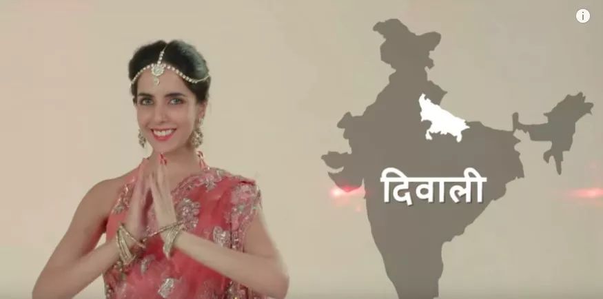 穿排灯节（Diwali）服饰的妹子，地图上呈现的是北方邦，该邦用语以印地语为主。印度可能是全世界节日最多的国家，除了法定节日，还有众多宗教、地域性节日，几乎每天都有个节，幸亏不用天天吃饺子