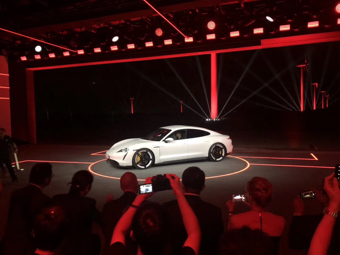 【钛晨报】保时捷发布首款纯电动跑车，起售价9万美元；趣头条Q2营收13.859亿元，净亏损同比扩大