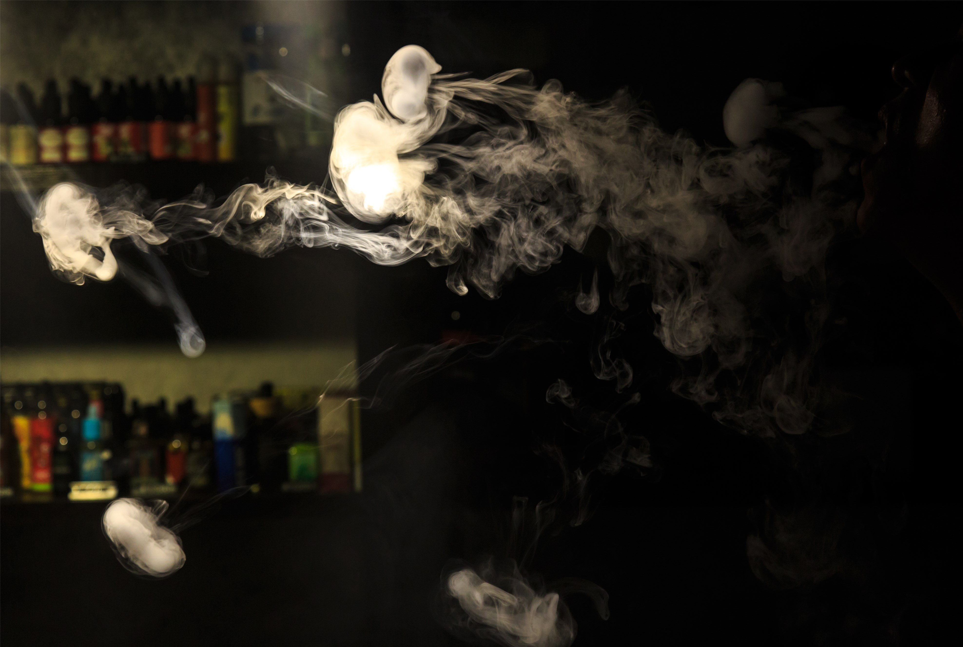 吞云吐雾是时尚？电子烟别拿青少年当“蓝海”