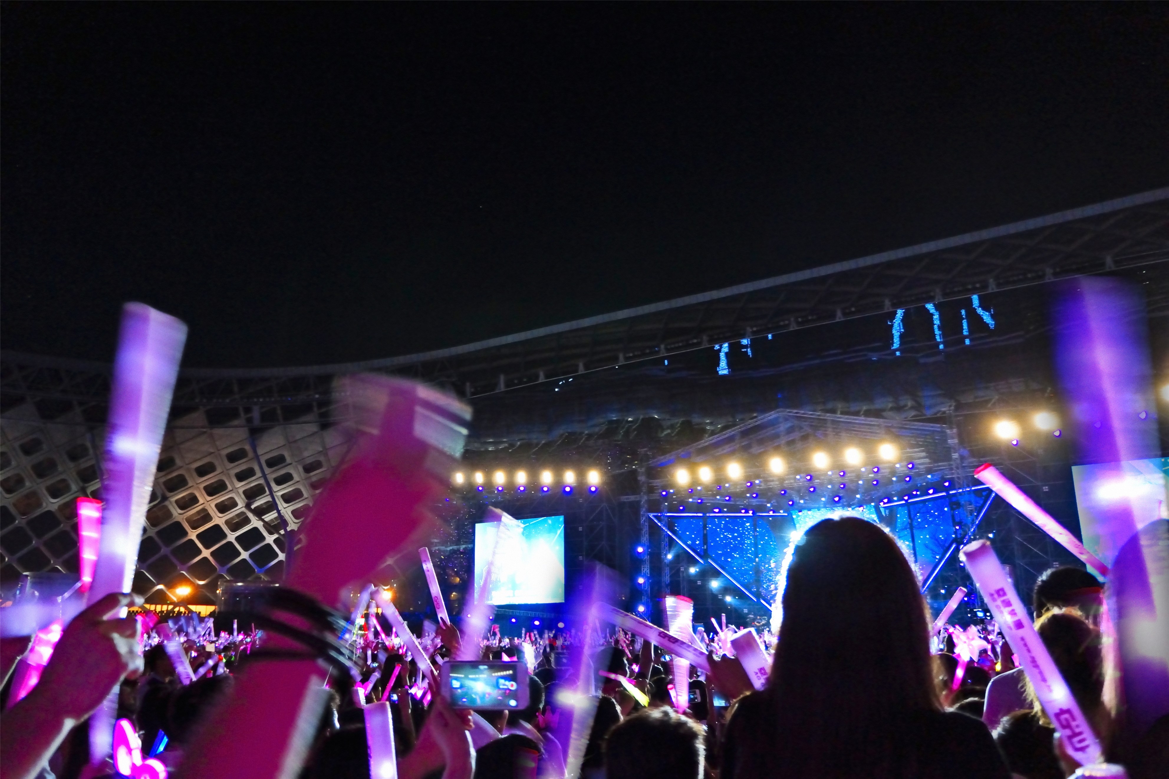 继猫晚之后，首台车晚、划算晚会等商业晚会争相效仿