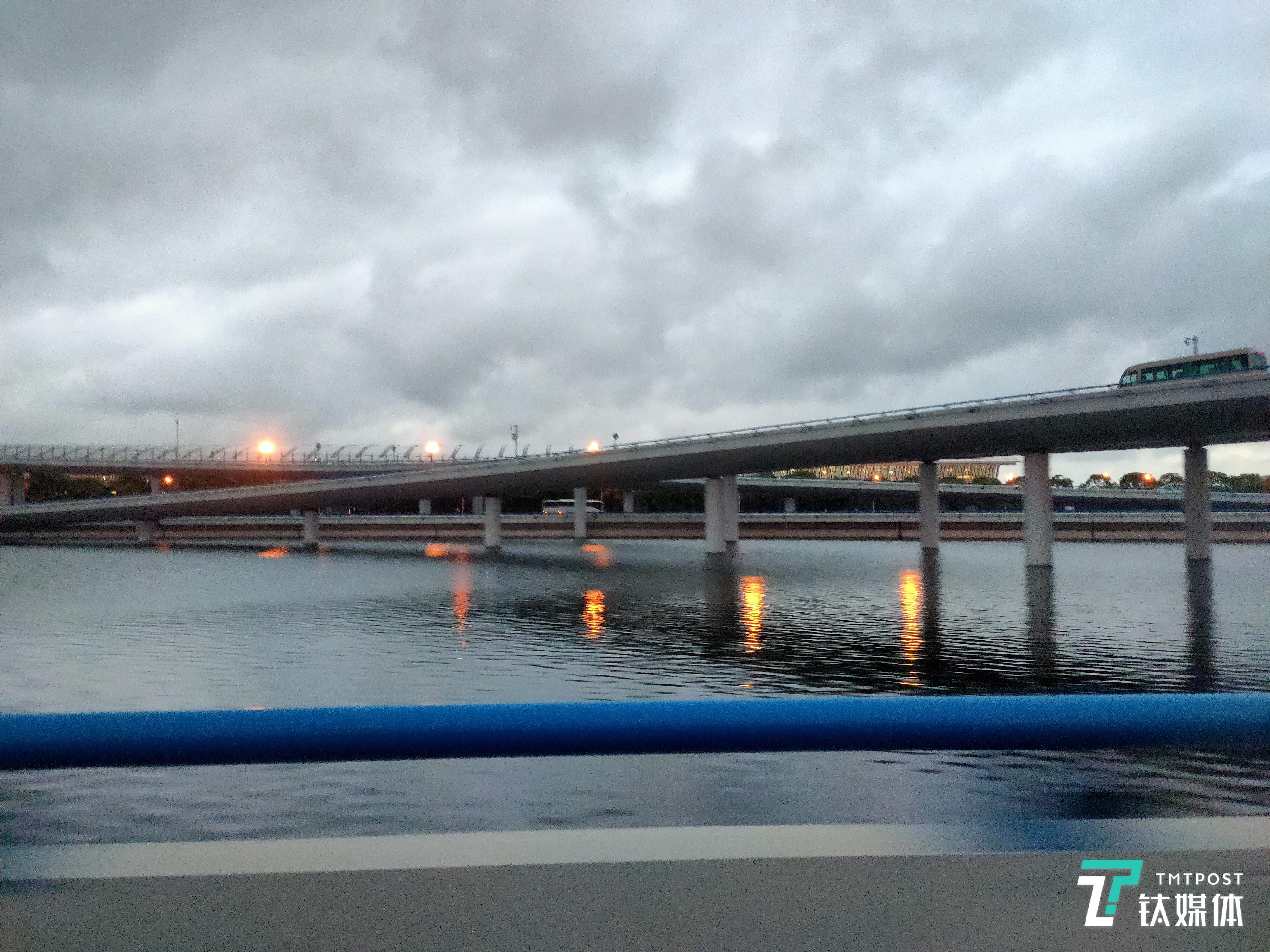 焦距：4.73 毫米 光圈：f/1.7 快门：1/30 秒 ISO：640