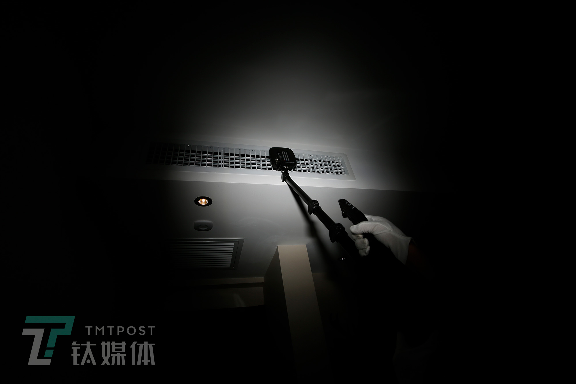 何志会向钛媒体《在线》演示使用节点探测仪检测酒店房间中央空调出风口。2018年9月，深圳一家星级酒店，客人正是在空调出风口发现了一个针孔摄像头。