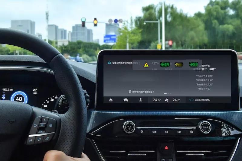 闯红灯预警功能：通过画面和语音准确推送红灯预警信息