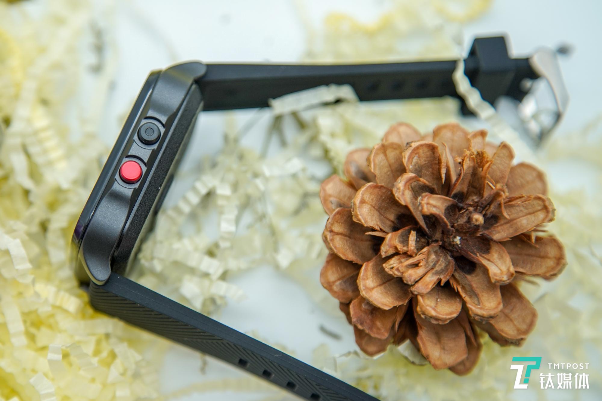 右侧两枚实体按键