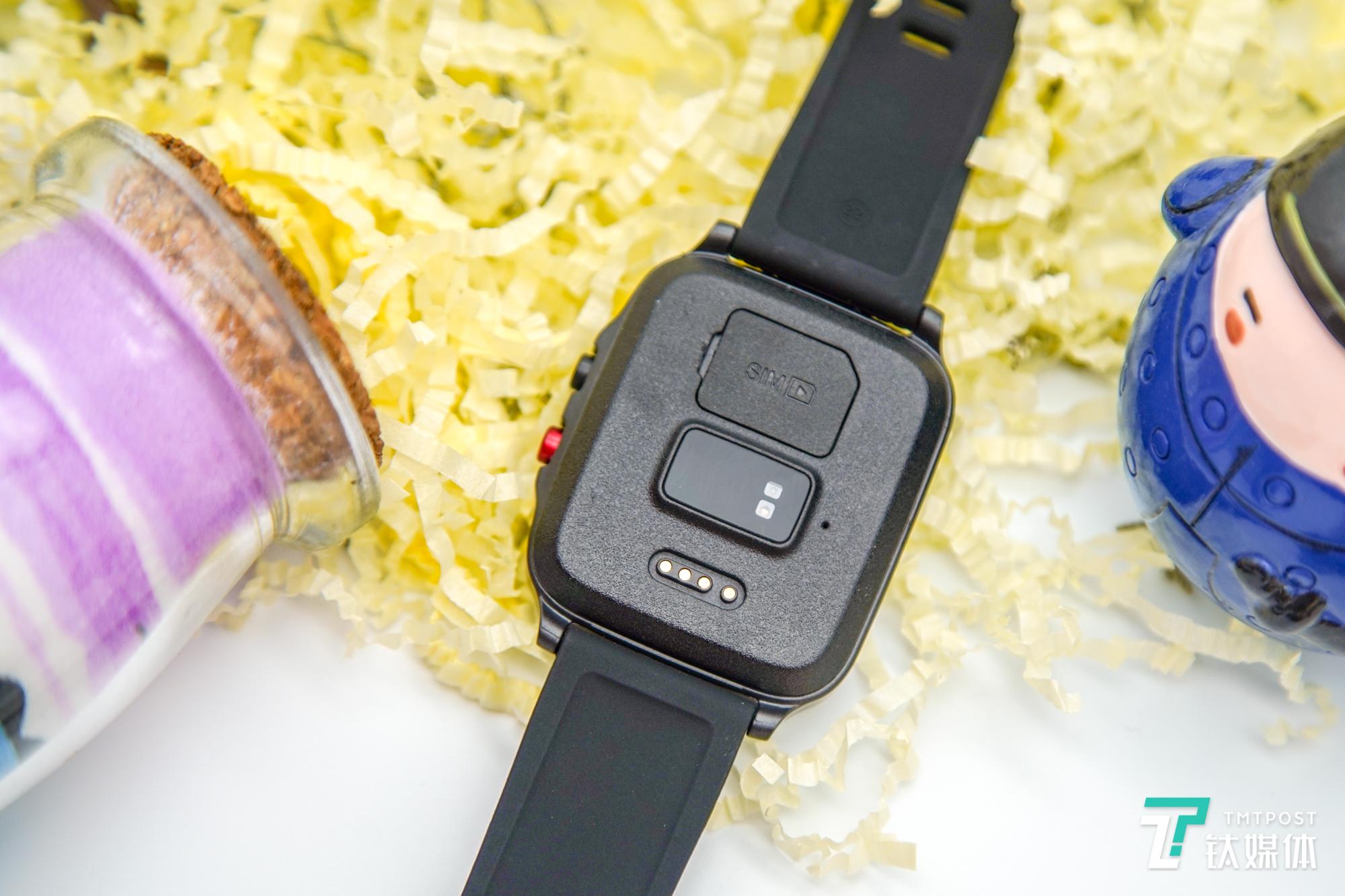 背部SIM插槽&PPG实时心率传感器&充电接口