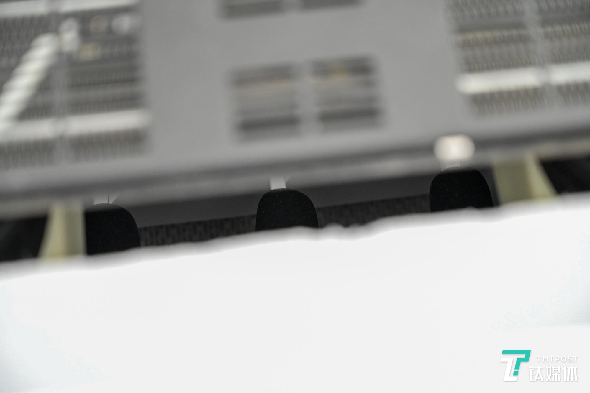 内部的拾音麦克风