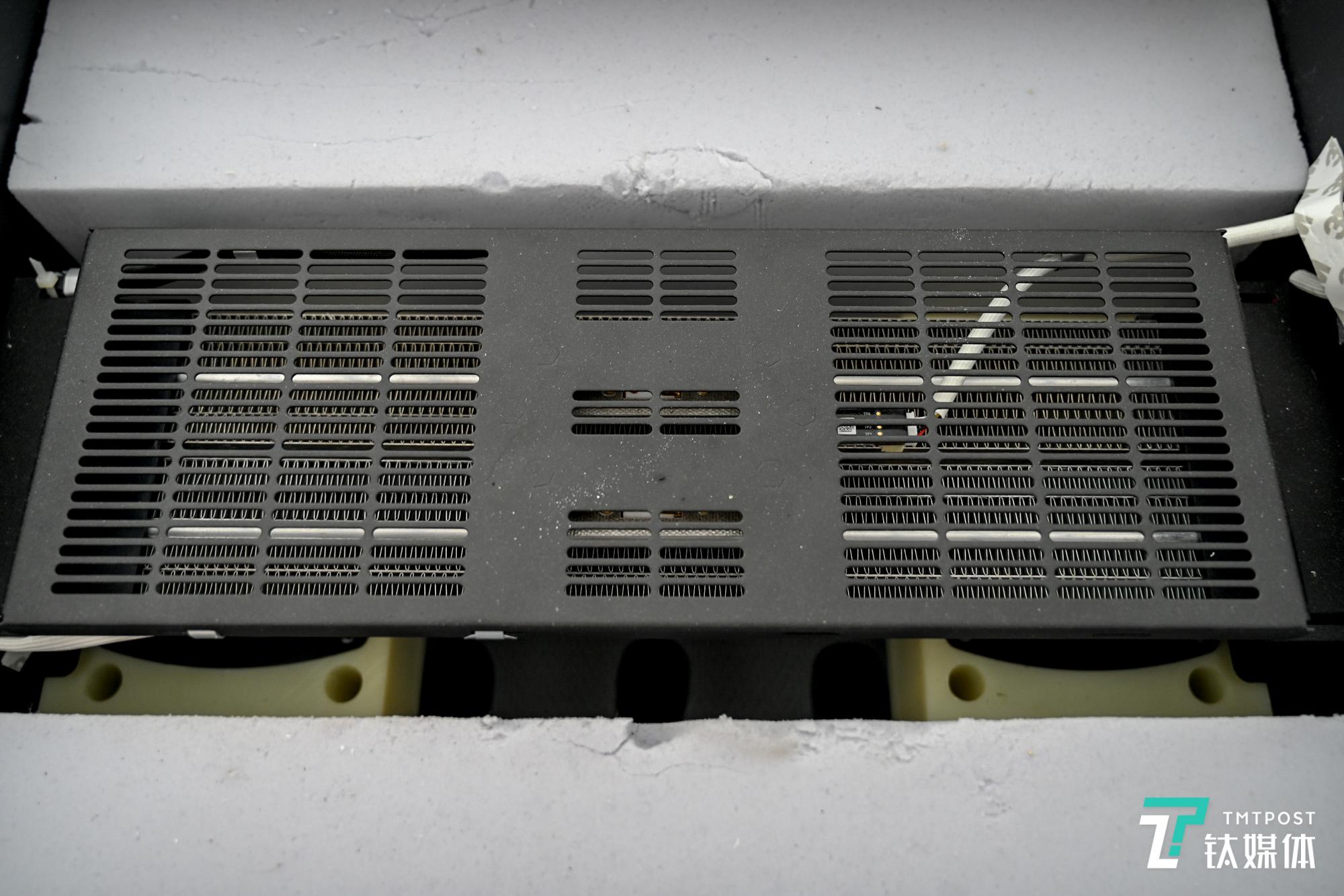 可以看到里面的两个扬声器单元