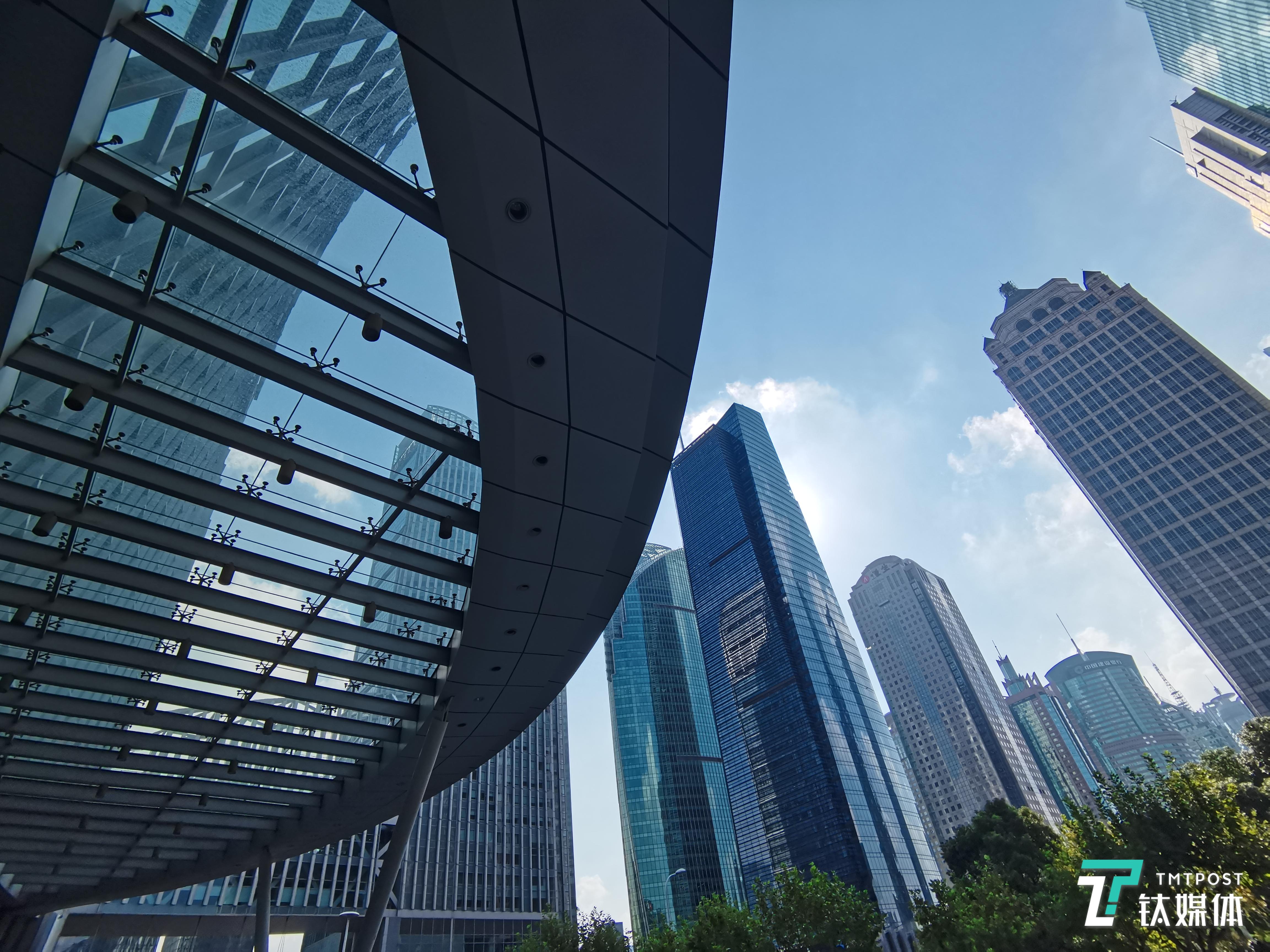 广角摄像头拍摄样张，颜色和暗部细节处理十分不错