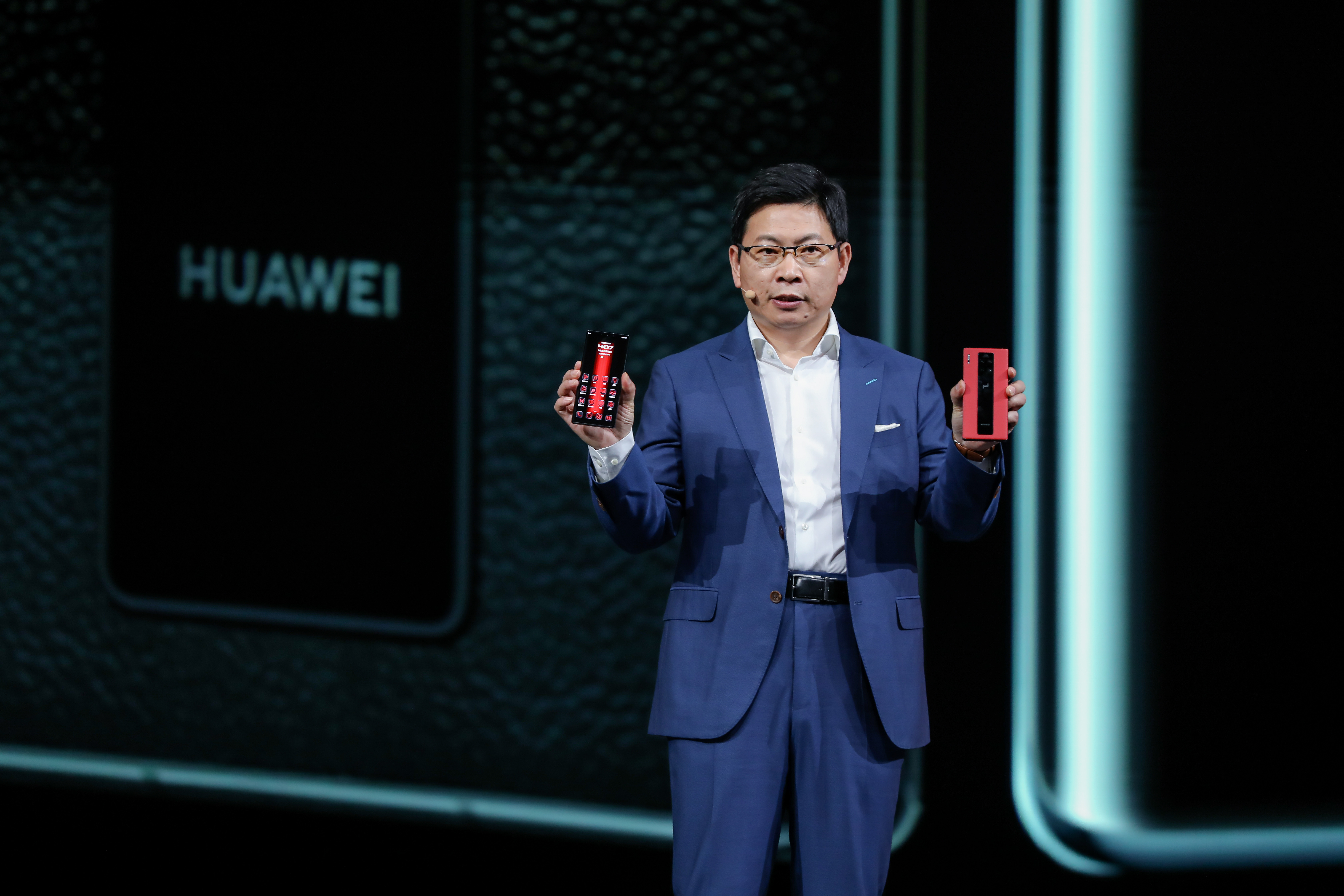 余承东称华为已干翻苹果：iPhone“浴霸式”三摄设计学习我们，还没有5G