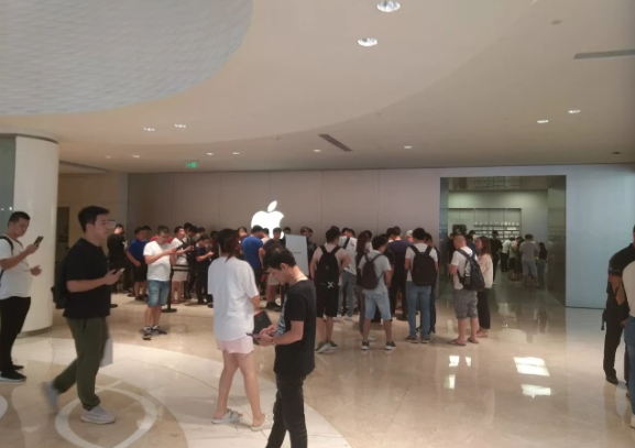 iPhone 11发售，果粉“分裂”