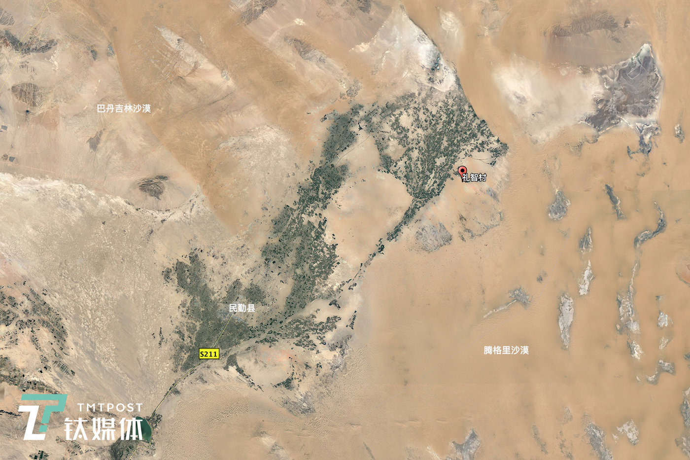 甘肃武威市，约1600平方公里的民勤绿洲（图/Google Earth/2017年7月12日），它长140公里，最宽处40公里，最窄处仅剩一条路。这片绿洲是阻挡巴丹吉林和腾格里两大沙漠合拢的最后屏障。