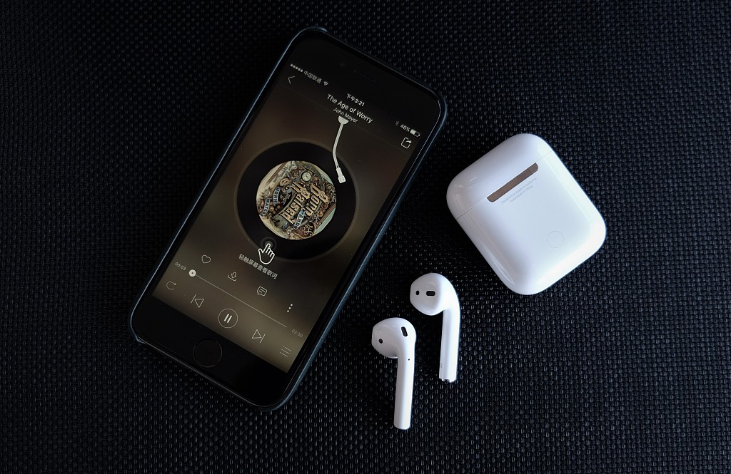 各路巨头同时发力智能耳机，苹果AirPods慌不慌？