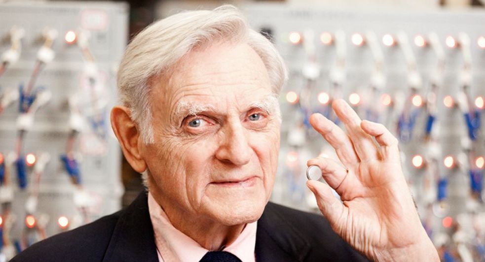 97岁诺奖得主的励志人生：本科学文学，博士转物理，54岁才开始锂电池研究