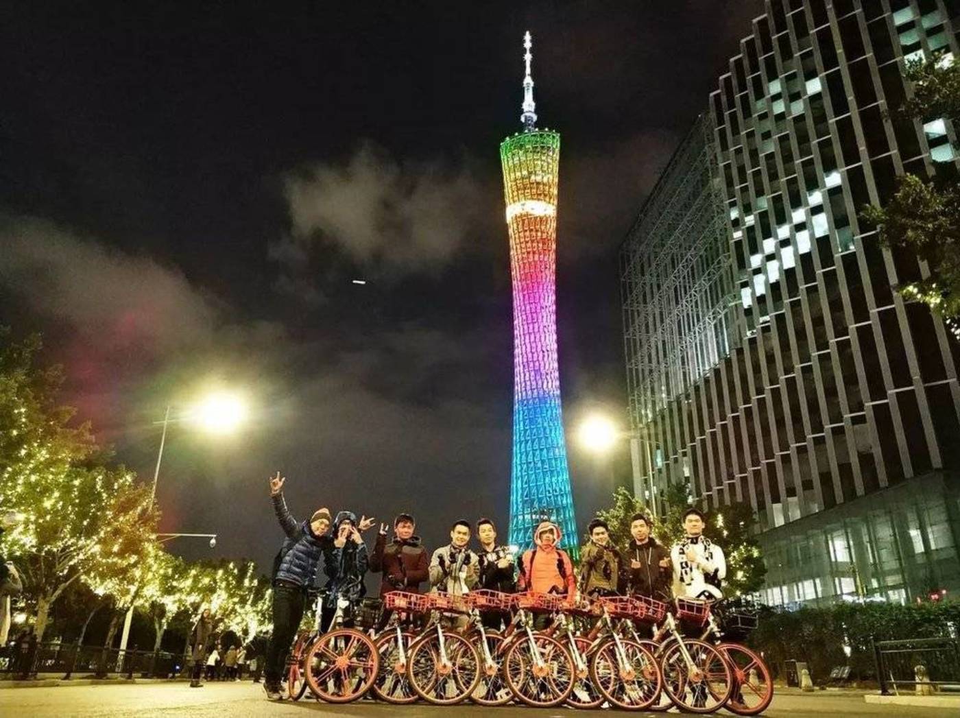 摩拜挽歌 摩族獵人與獵人盾。獵人盾是摩族獵人通常采用的一種擺放單車的方式。供圖/江宇翔
