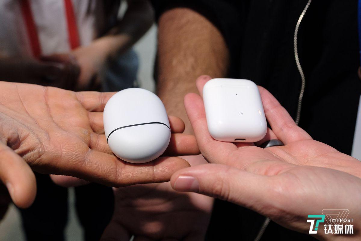 Pixel Buds VS AirPods (photo via the verge)