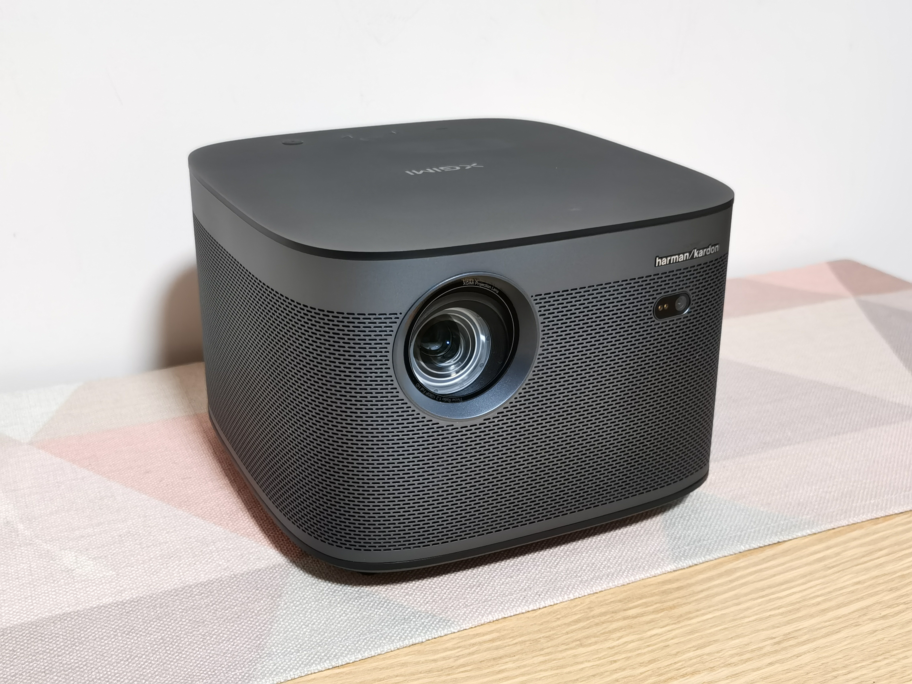 智能梯形校正+开灯也不怕，极米H3投影机评测 | 钛极客