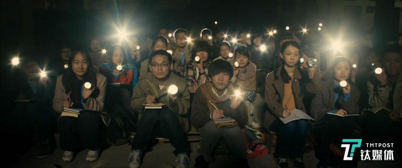 出国热点燃了国人学习英语的热情，也托起了新东方，图片来源《中国合伙人》剧照