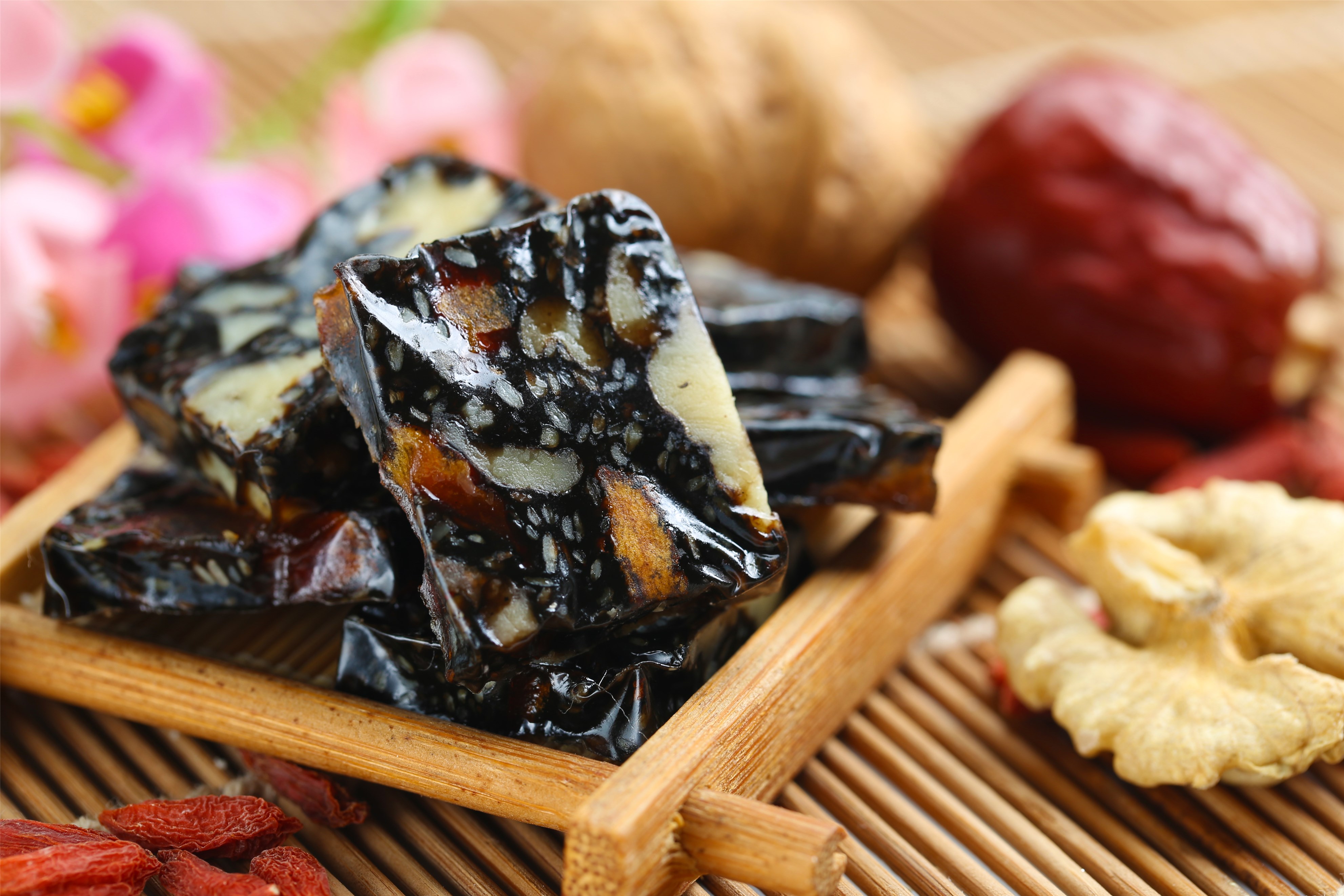 都靠涨价赚钱，为何茅台这么牛阿胶这么衰？