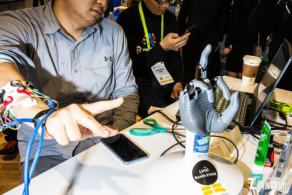 BrainCo在CES2019上展示的智能假肢