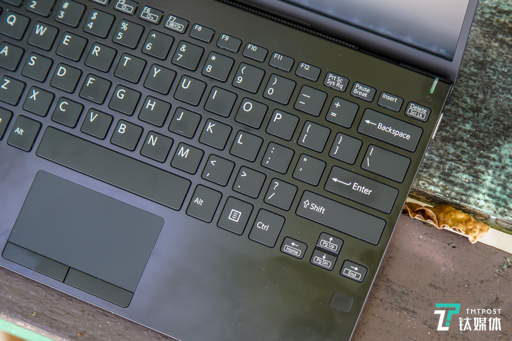 约19mm键距的全尺寸键盘