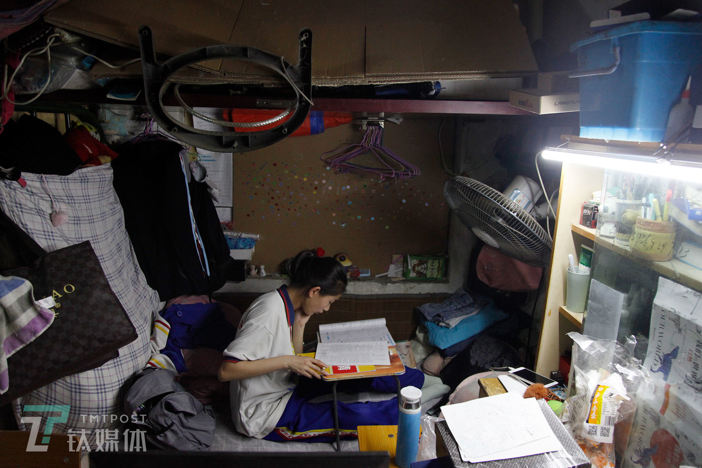 2019年5月17日,北京是丰台区大红门,14岁女孩曾祺在家做作业。