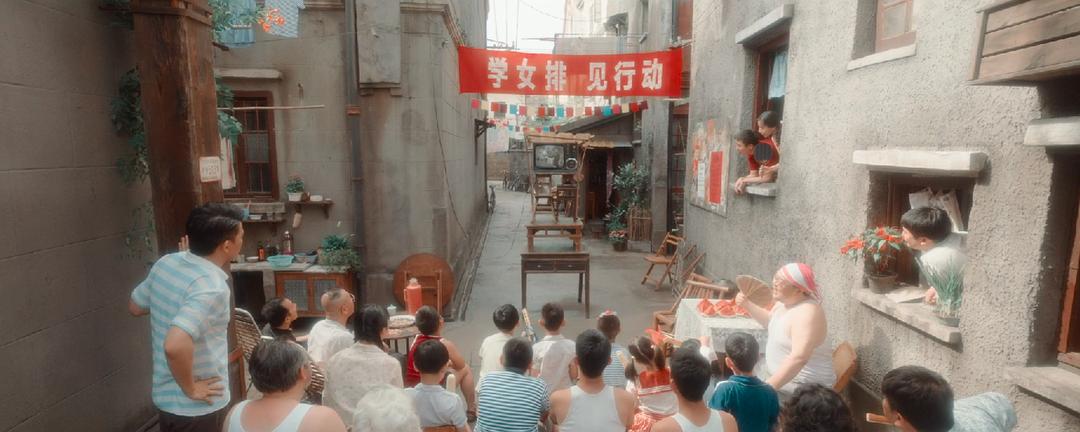 想象下十位大汉挤在宿舍里看比赛直播的场景