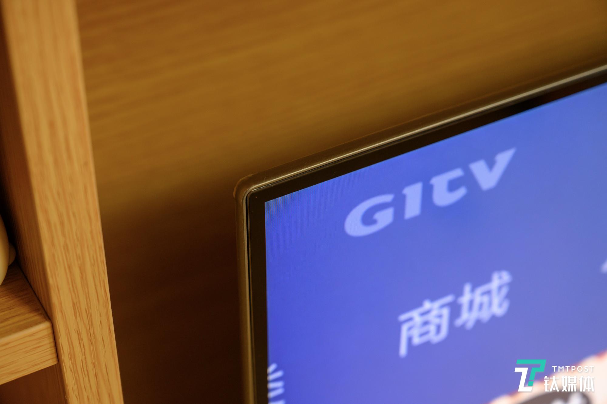 侧面看电视整体很薄