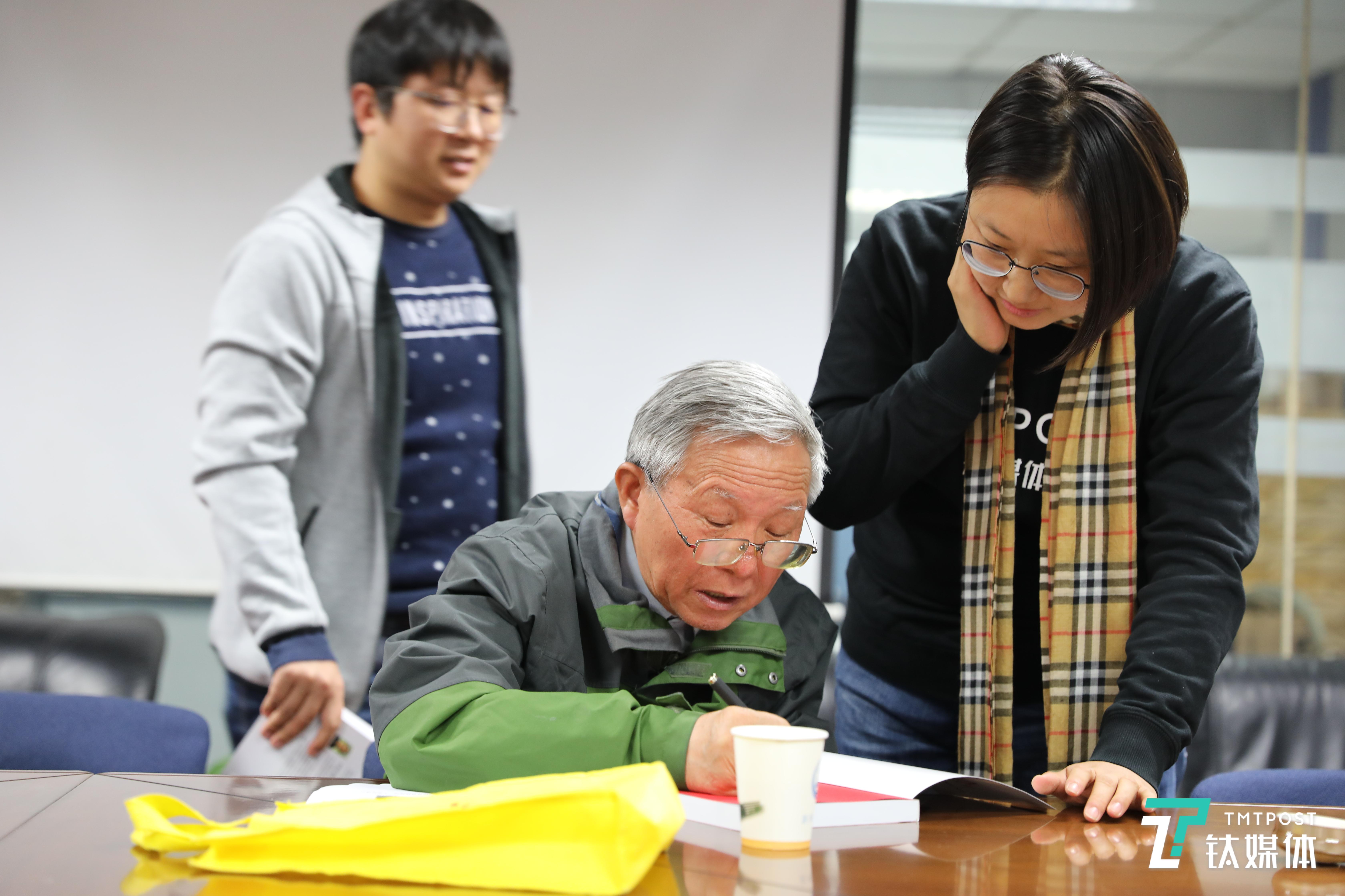 孙宝传教授在新书扉页签字，对钛媒体团队提出指导