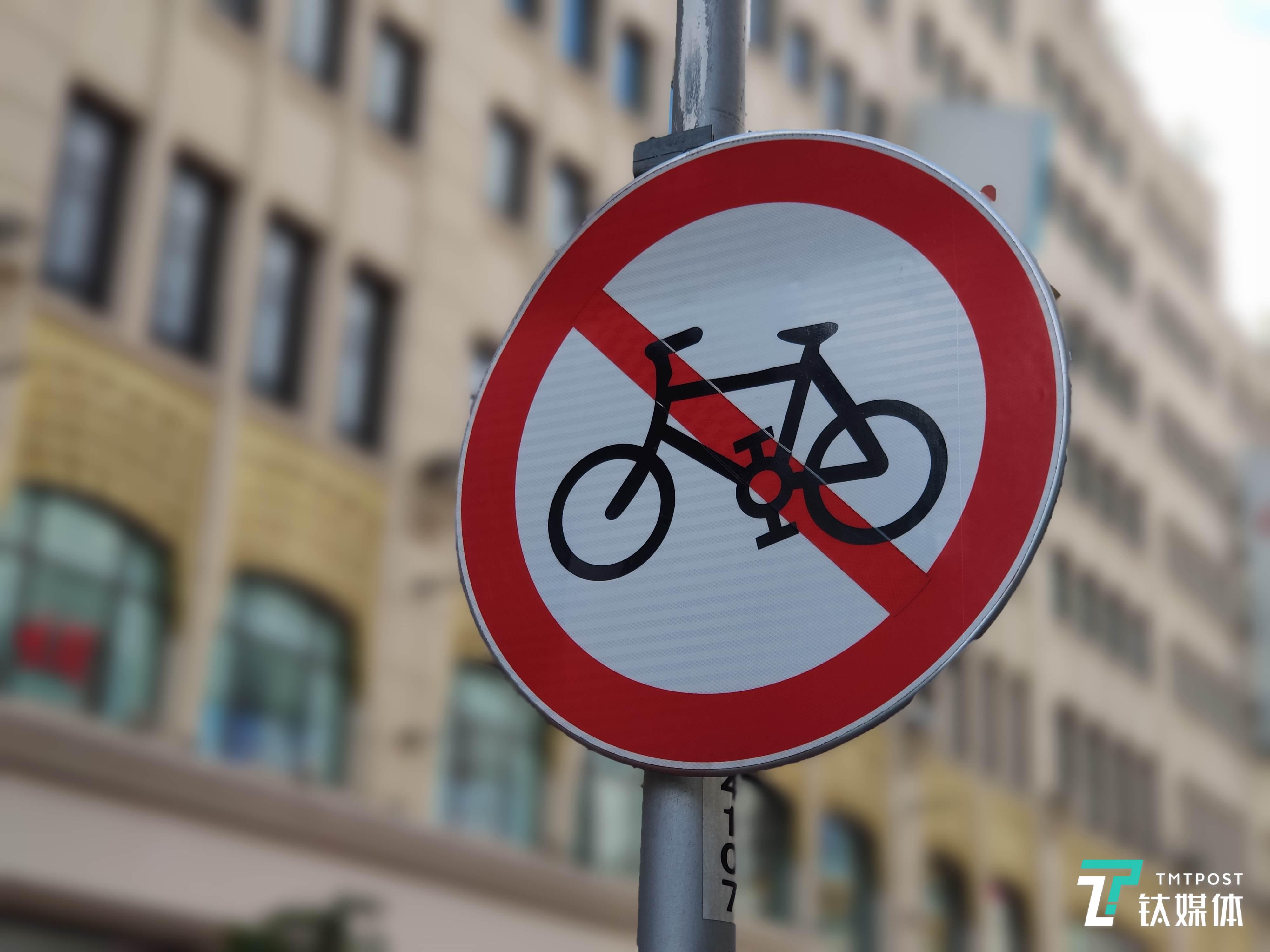 快门速度:1/320秒 光圈:f/2.2 焦段:6.22毫米
ISO:100