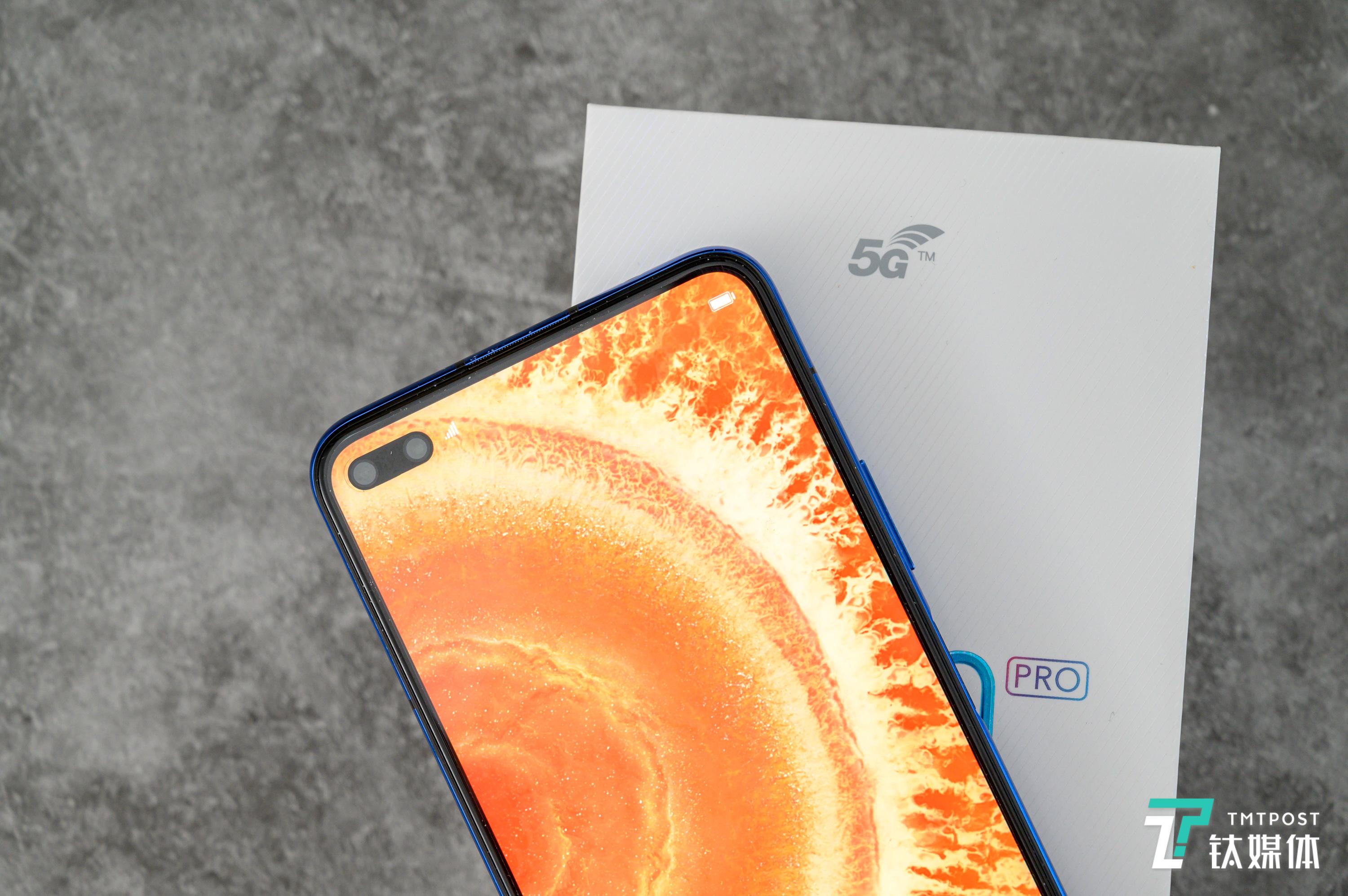 挖孔屏双摄设计