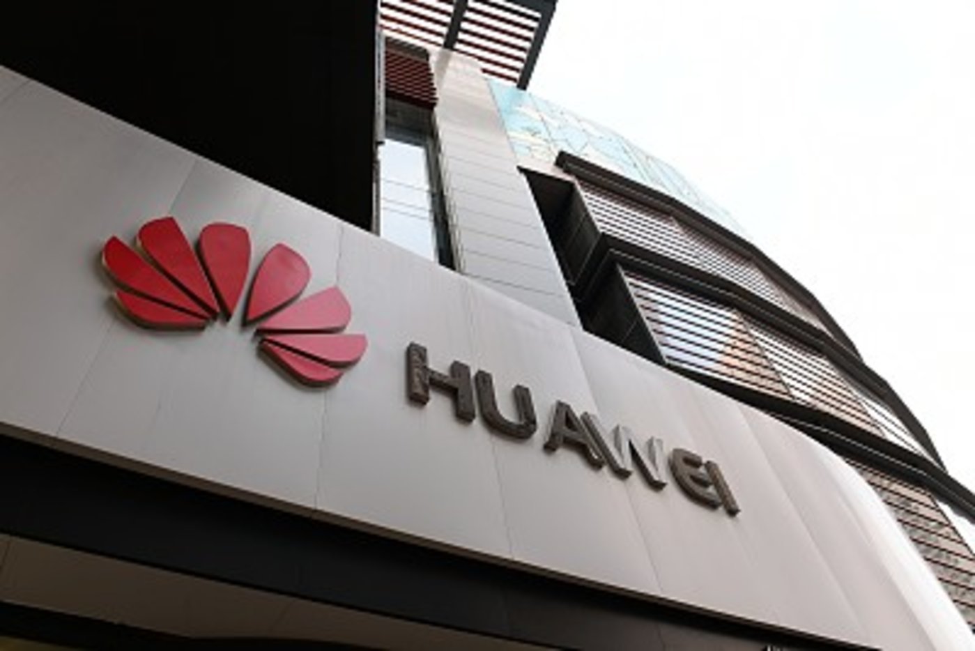 【钛晨报】华为回应前员工被拘251天：支持他用法律武器维护自己的权益；暴风集团：公司目前仅剩10余人，存在拖欠部分员工工资的情形