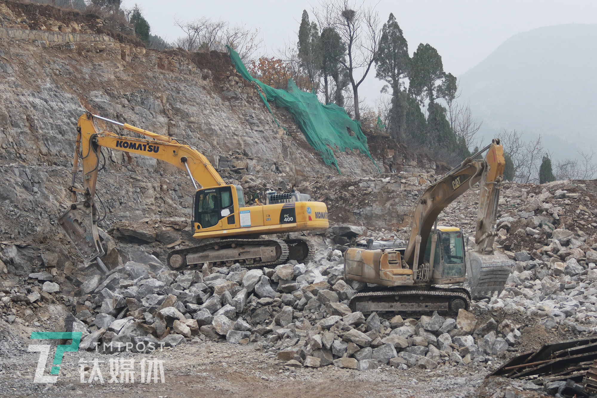 某高速公路工地，两台作业的机械设备。