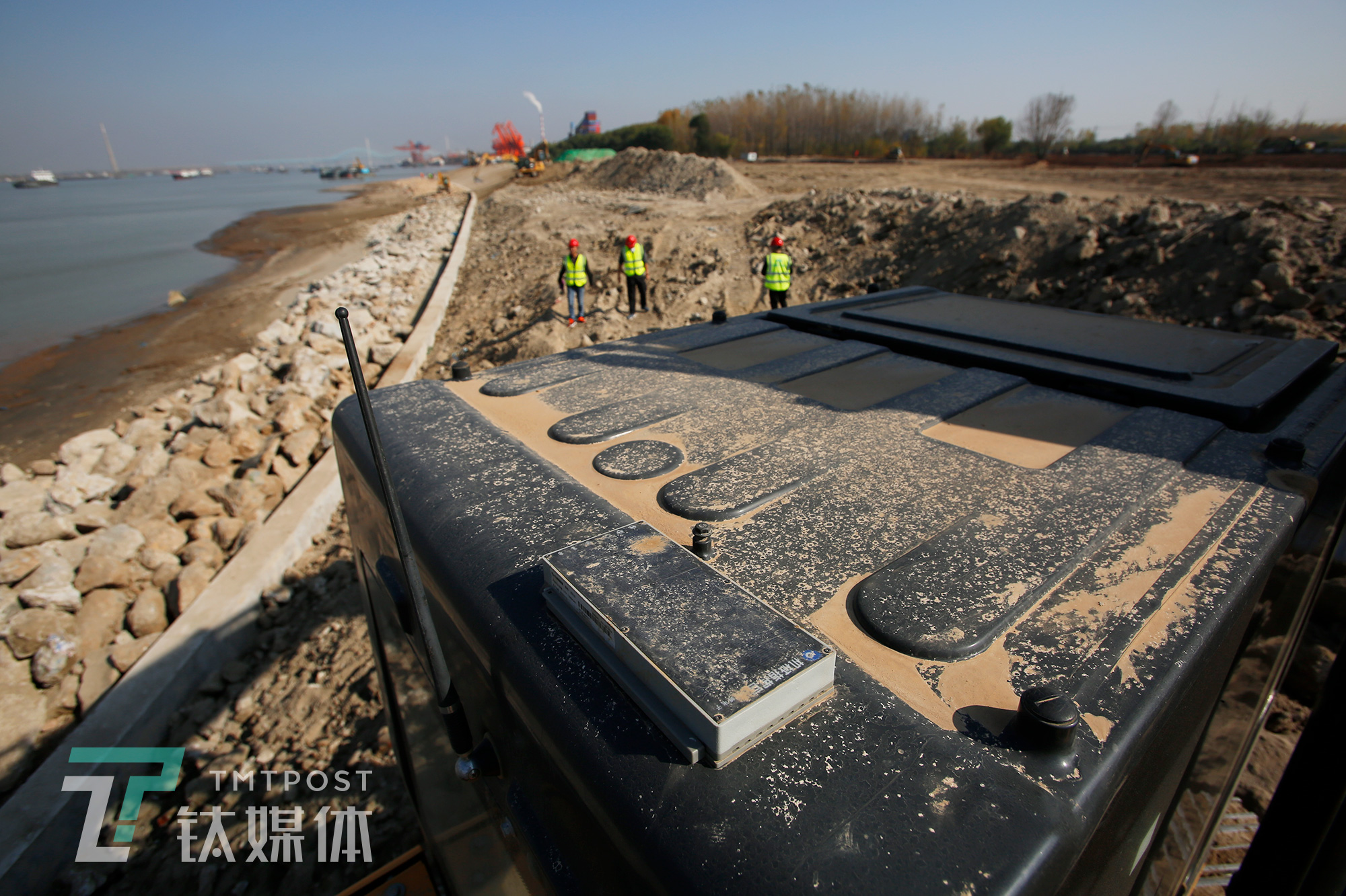 南京某市政工程项目工地，一台挖掘机车顶安装的机械指挥官智能终端。