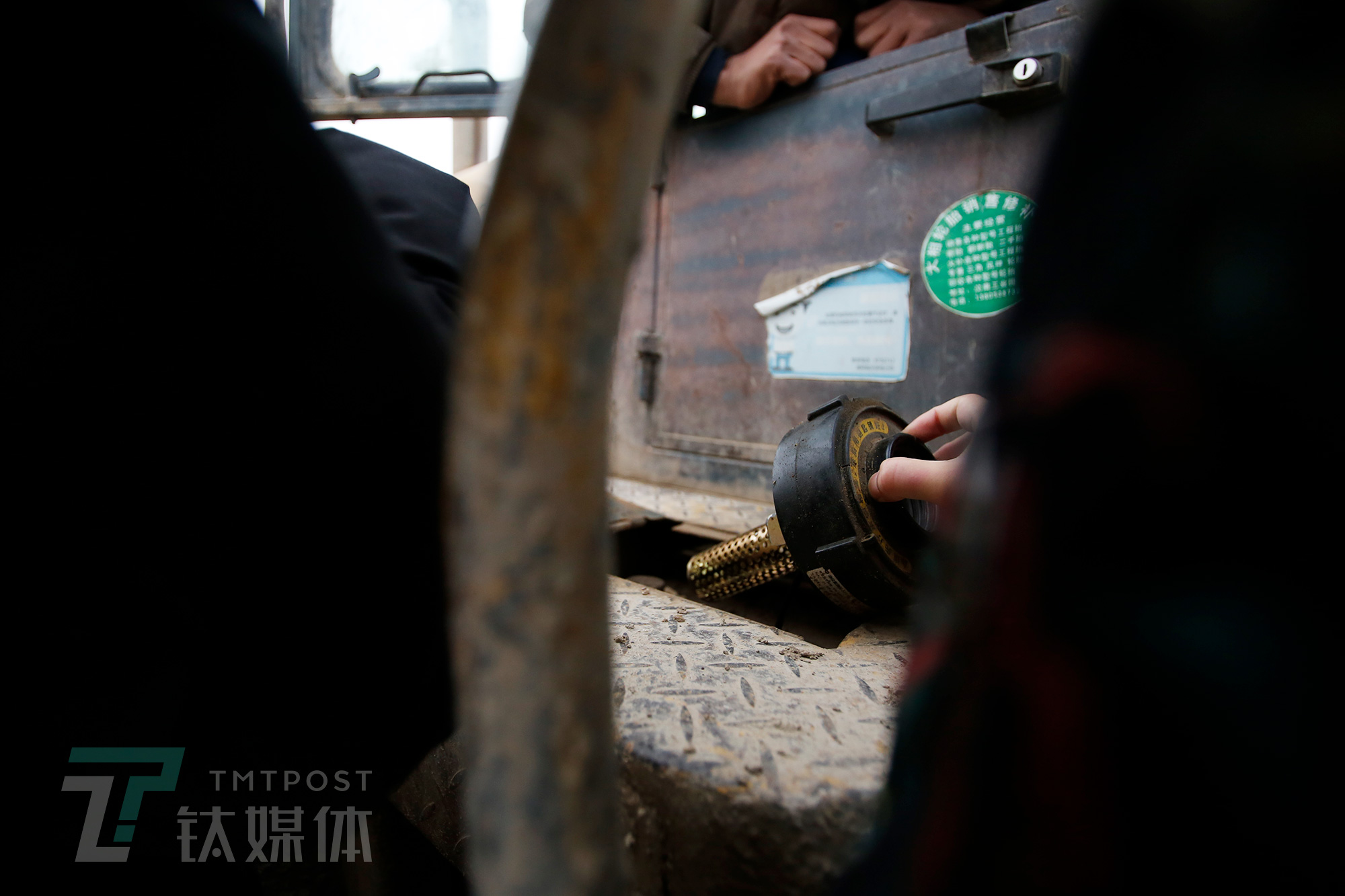 某高速公路工地，一台装载机上，被撬开的机械指挥官智能油箱盖。就在前一晚，作案者撬开这个盖子，抽走价值近2000元的整箱柴油。