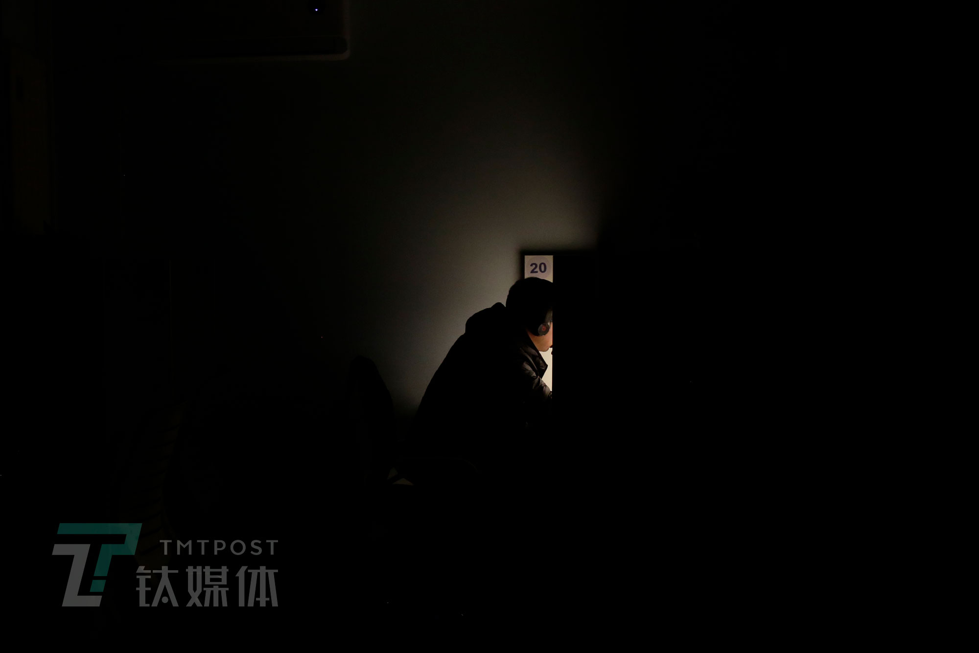 11月24日22点34分，北京海淀区，时分付费自习室，顾客在格子间学习。