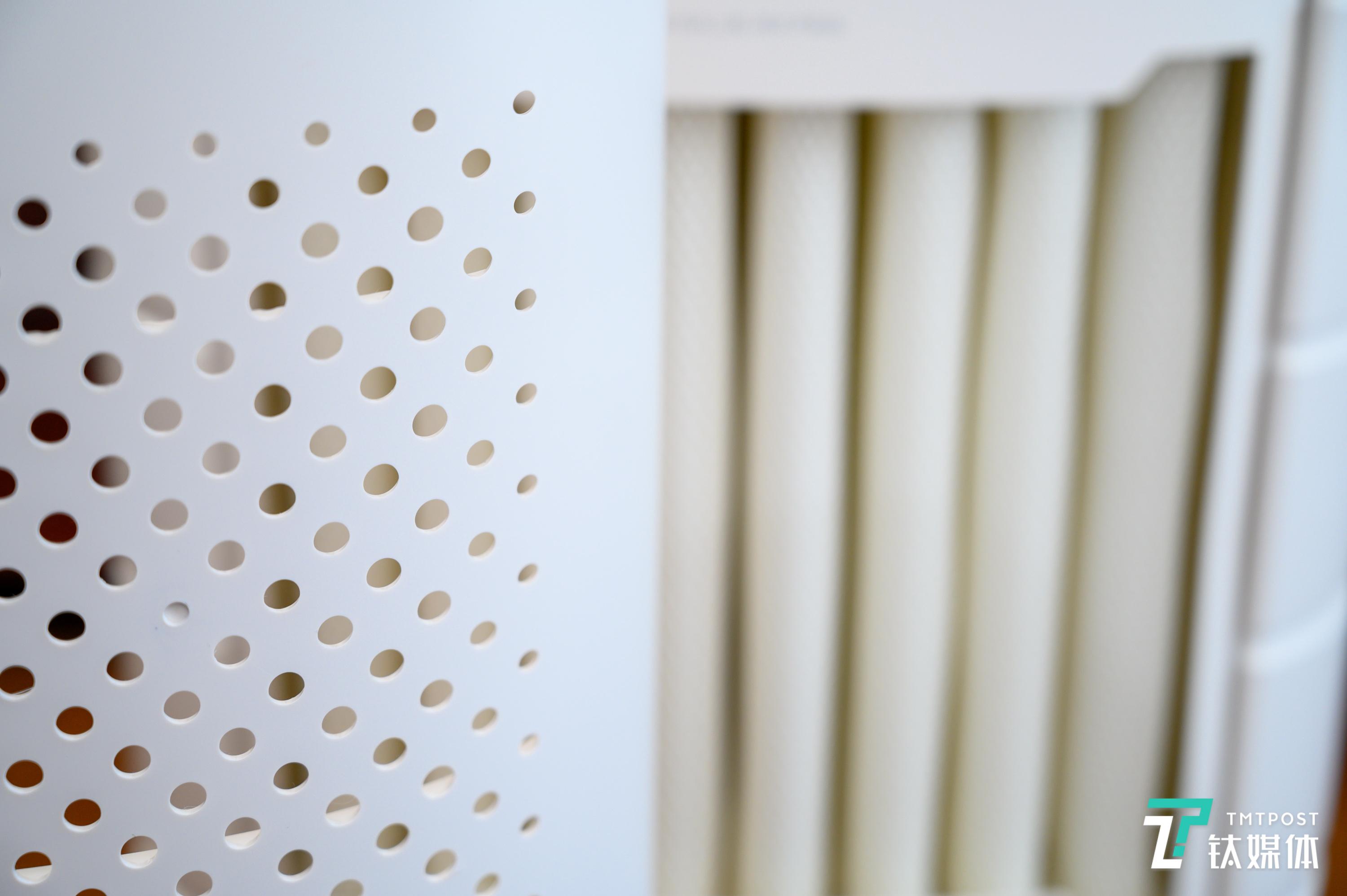 加湿后湿空气通过面板小孔散发出来