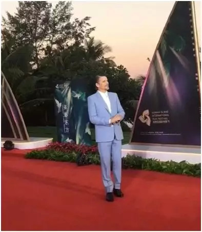 （主持人介绍时伊桑&middot;霍克在一旁候场，尴尬的双手无处安放）