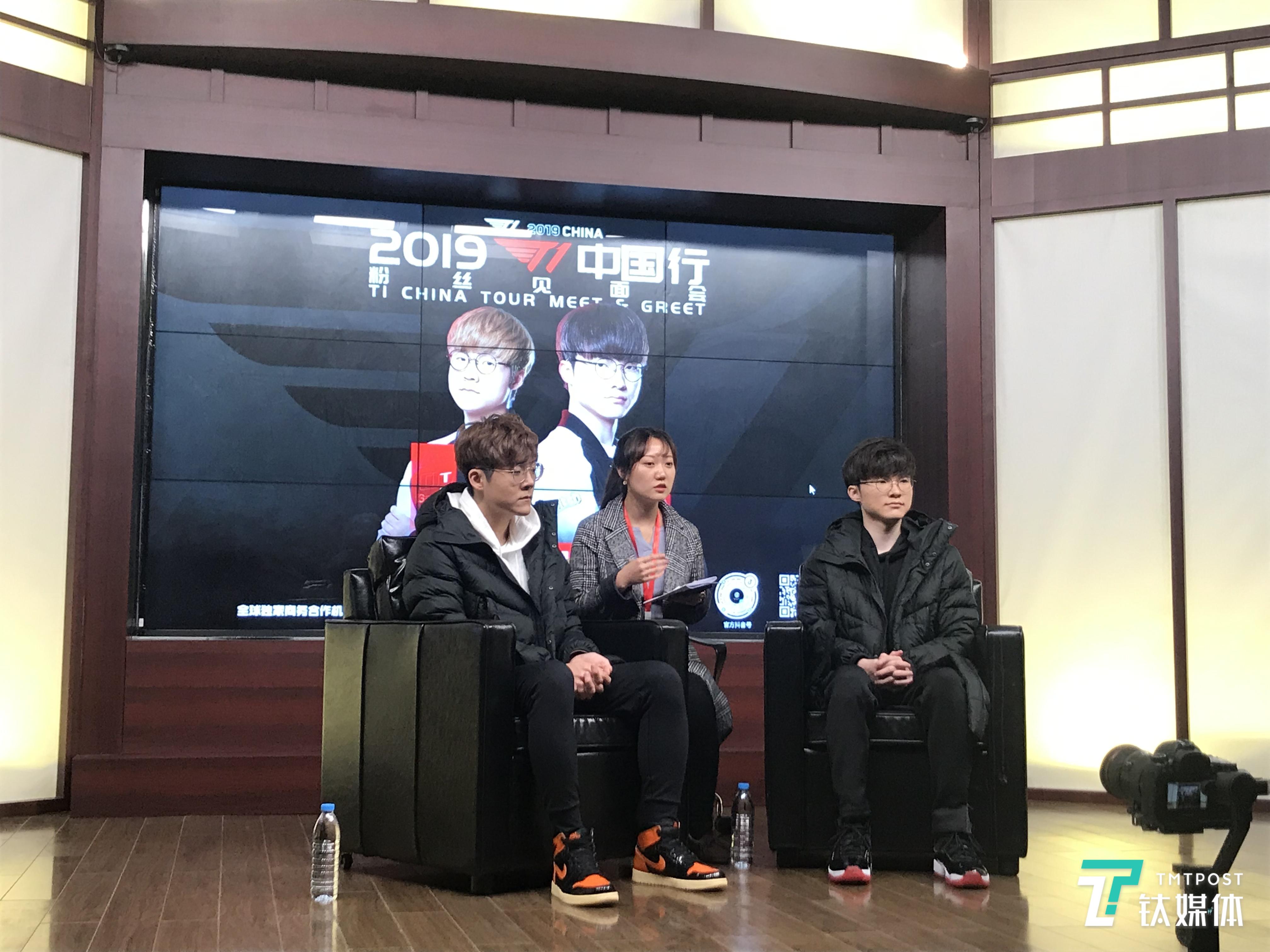 接受钛媒体群访的Teddy和Faker，中间是翻译小姐姐