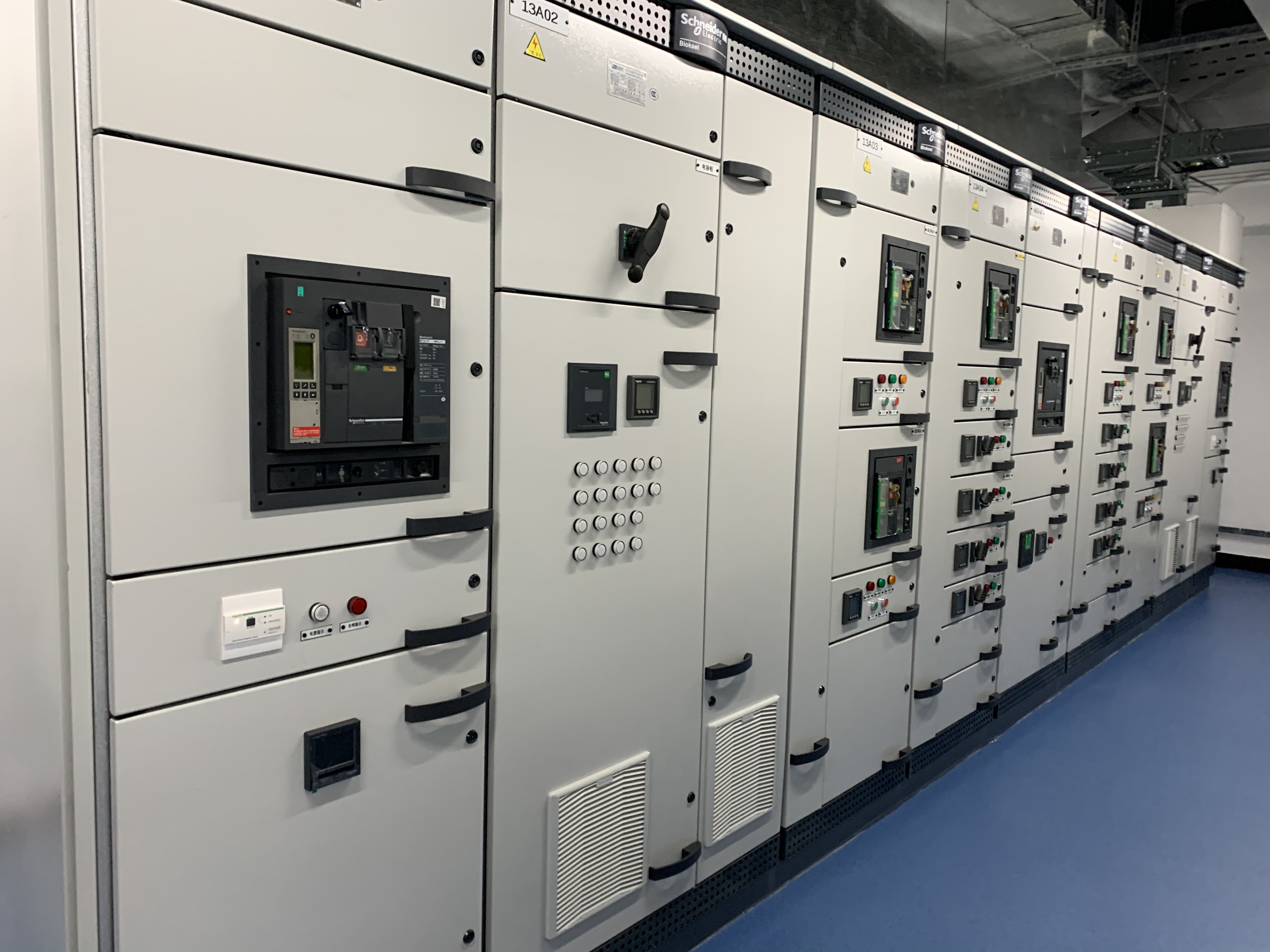 更新后的变电设备