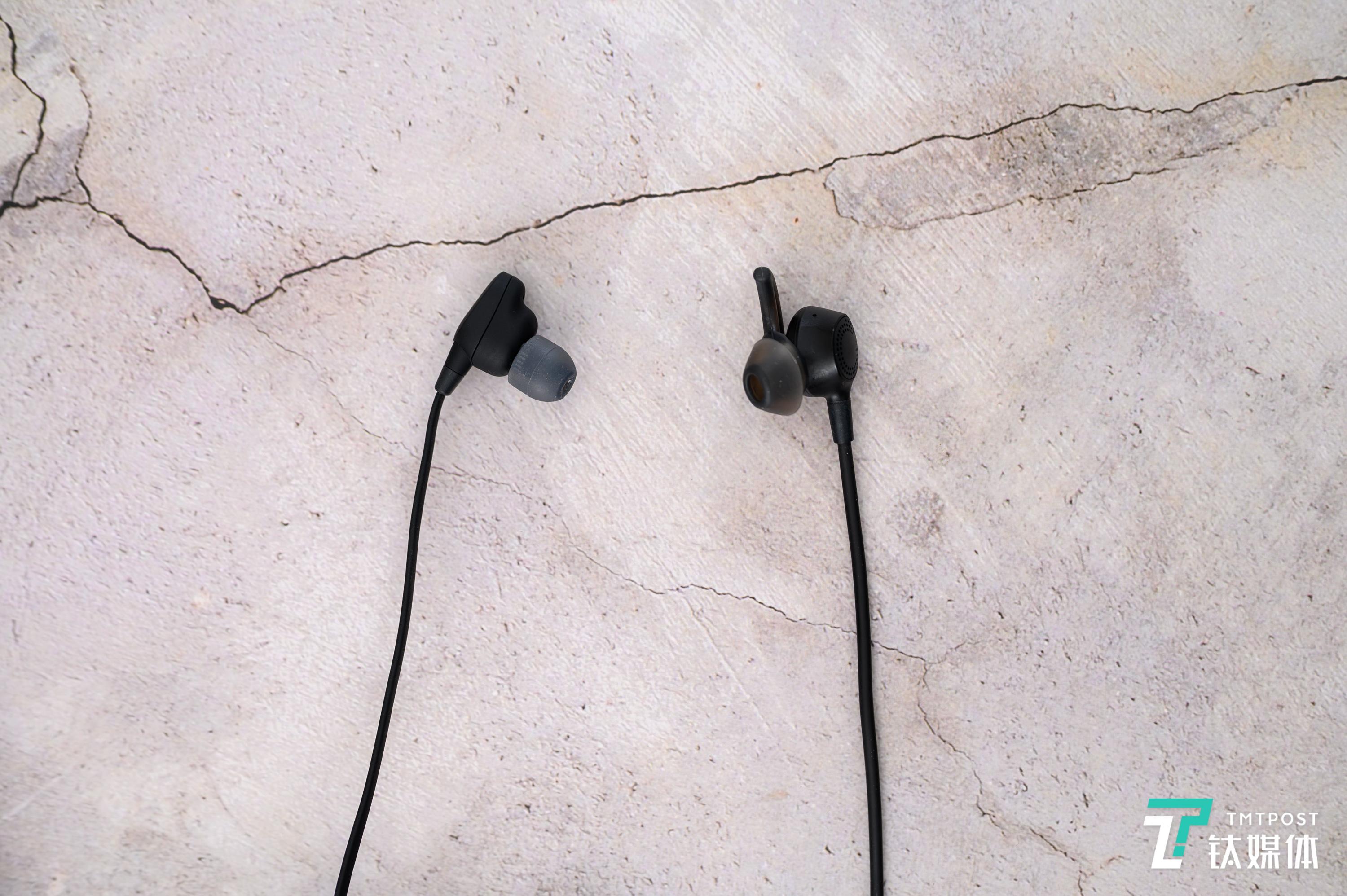 耳机腔体设计（左索尼，右Bose）