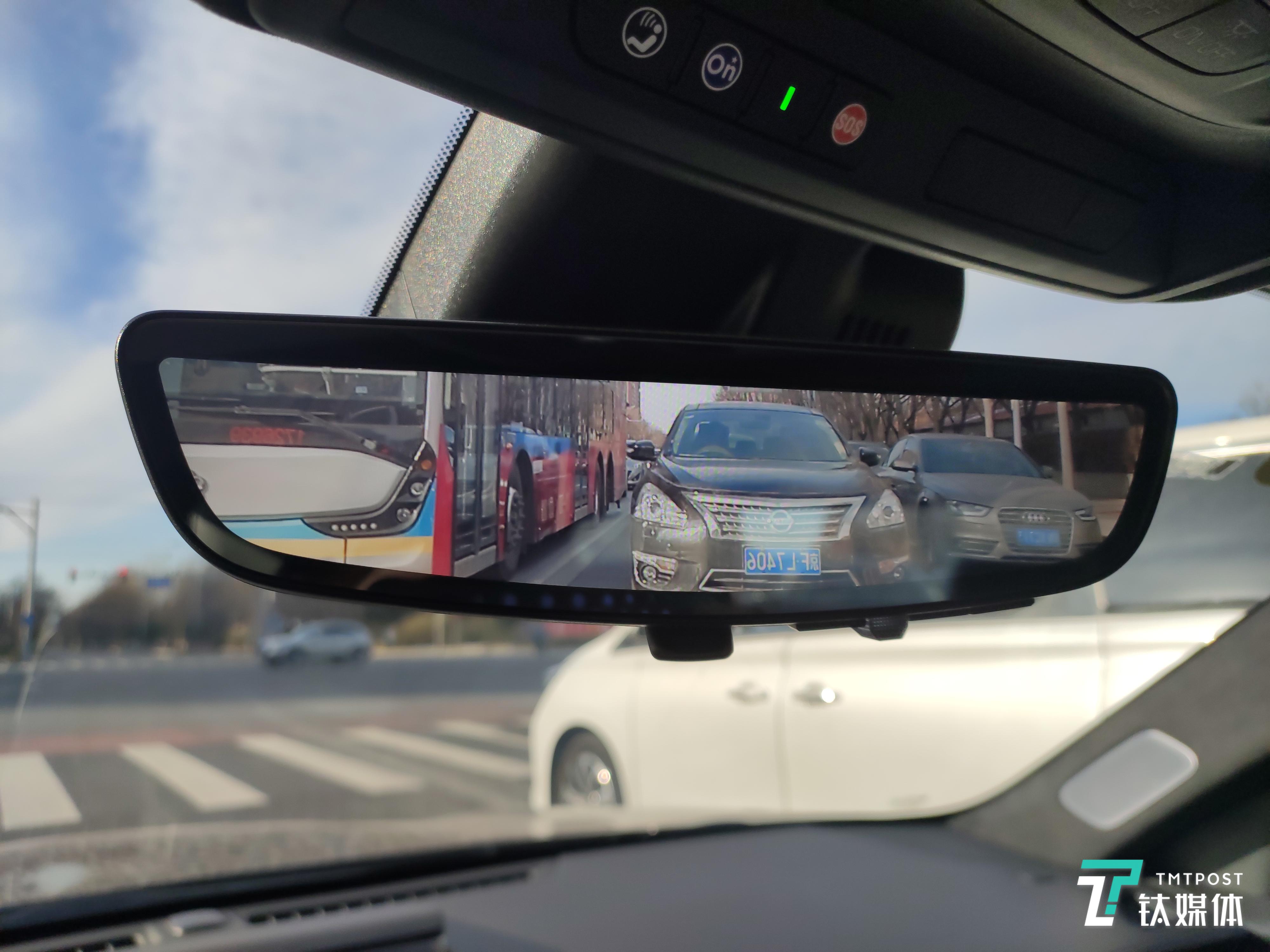 流媒体后视镜清晰显示后方车辆