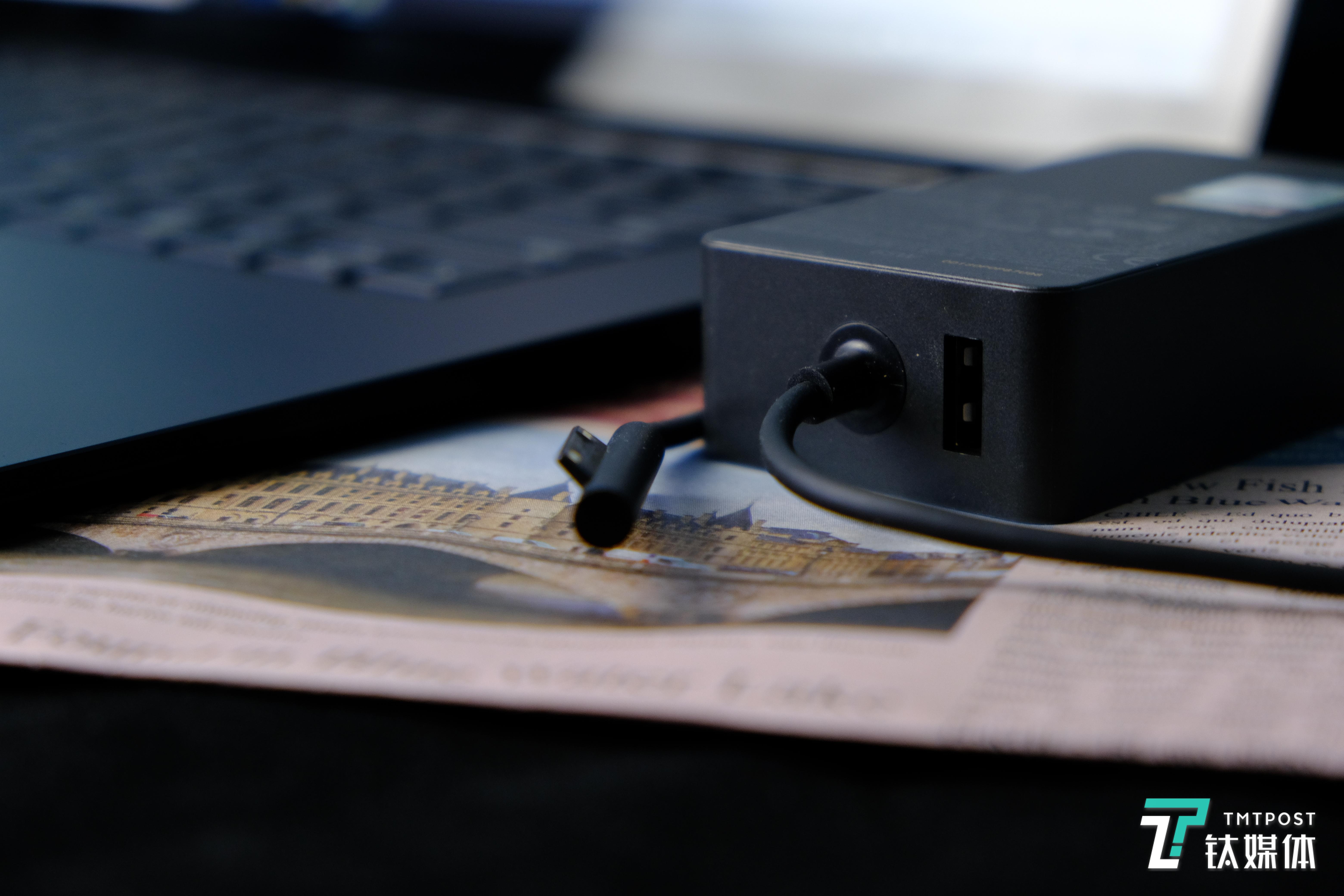 Surface Laptop3充电适配器上的USB接口