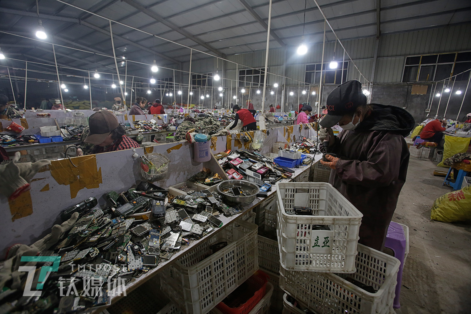 3月4日，河南商丘某手机拆解厂，工人在加班加点拆解手机。