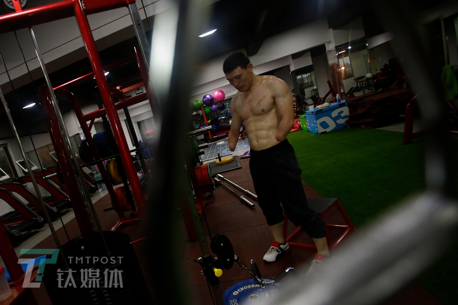 6月20日，浙江金华，倪敏成健身房锻炼。没有双手，他的日常生活和工作也完全可以自理。