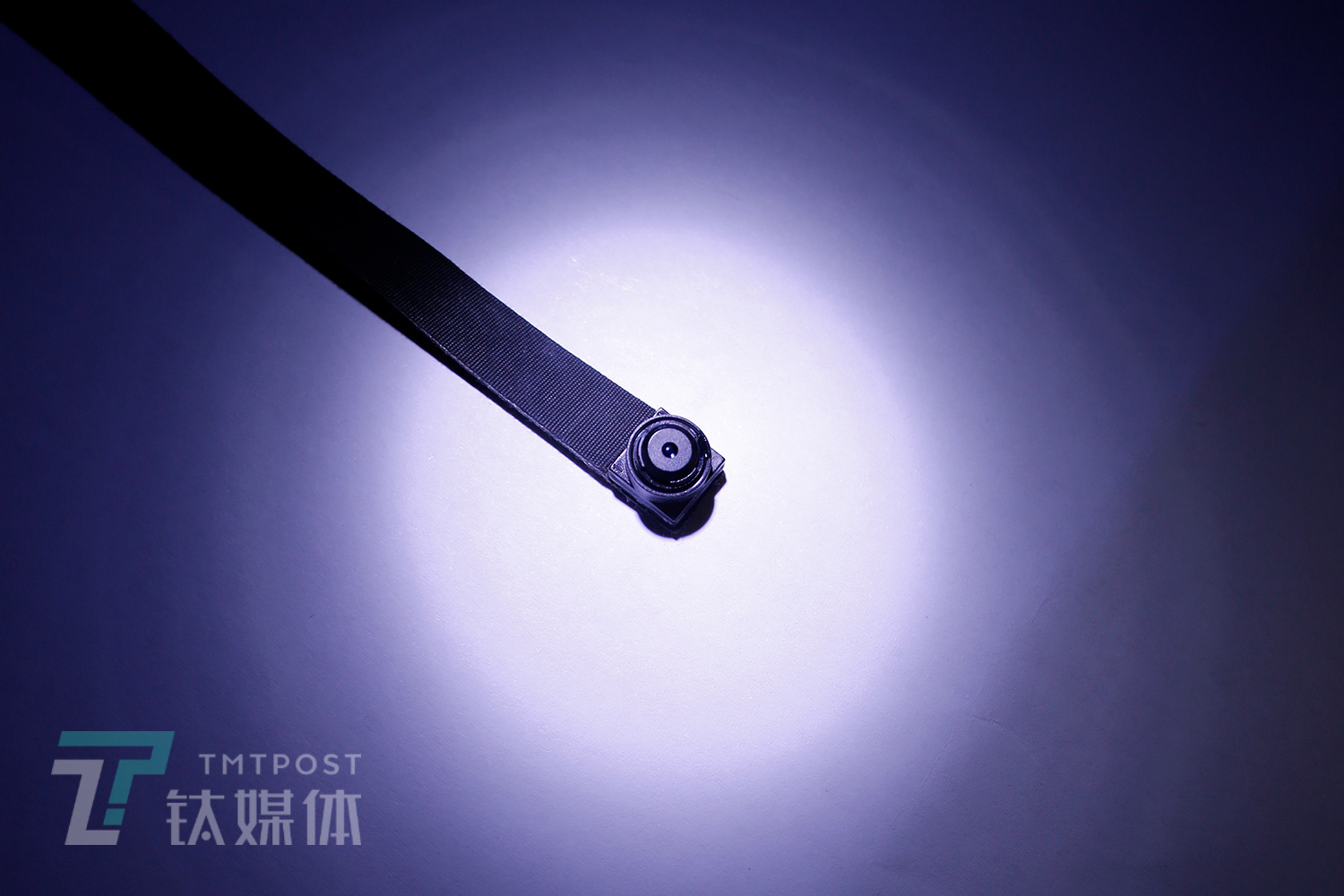 一枚针孔摄像头。这种摄像头通过无线传输信号，偷拍者可以通过定制的手机APP实时看到画面。