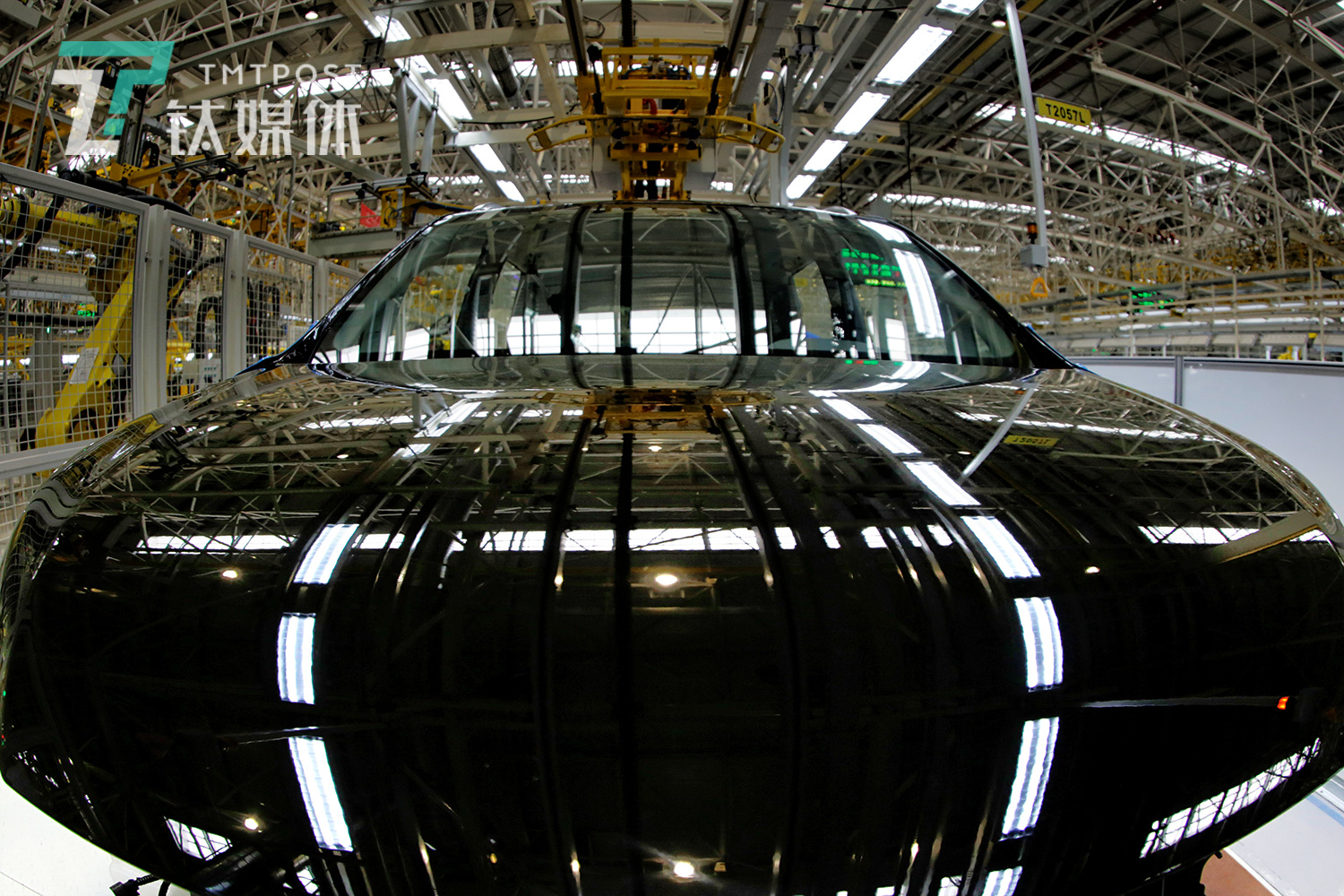 1月3日，南京，某智能化汽车工厂，一辆待组装的汽车。