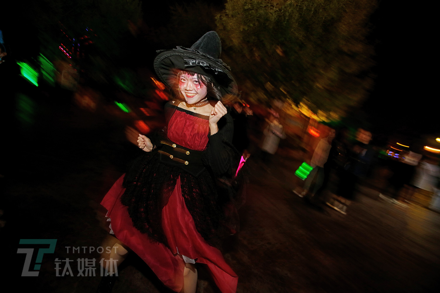 11月1日，北京欢乐谷，万圣节游园夜，一名跳舞的游客。