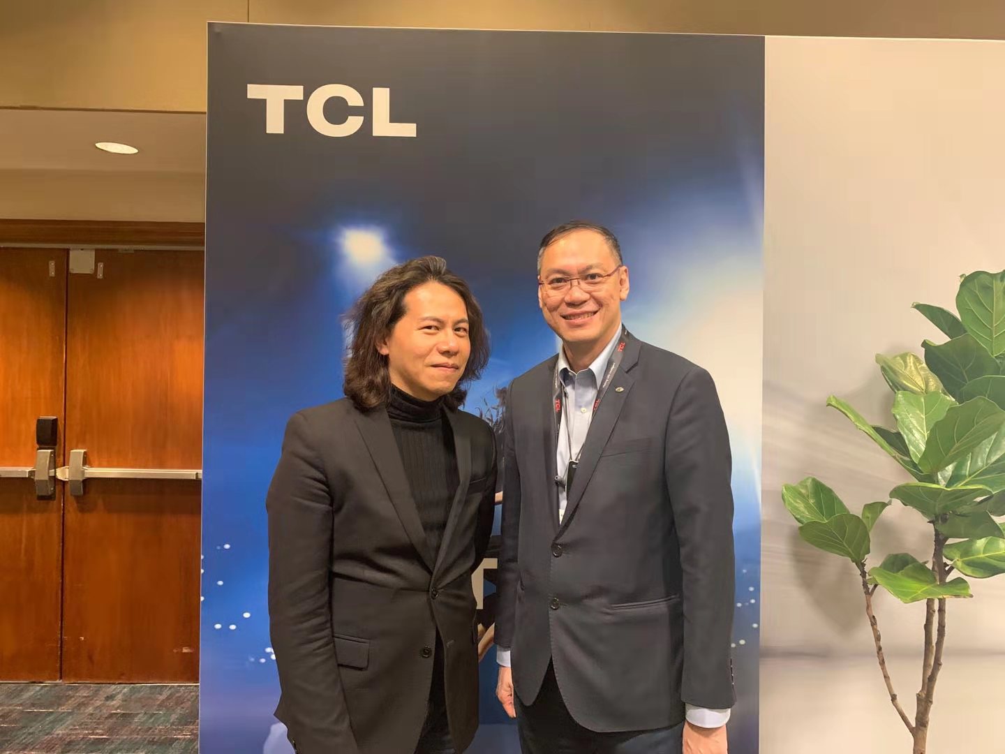 左：TCL通讯全球产品中心总经理 李炫弘，右：全球销售与市场中心总经理 李绍康