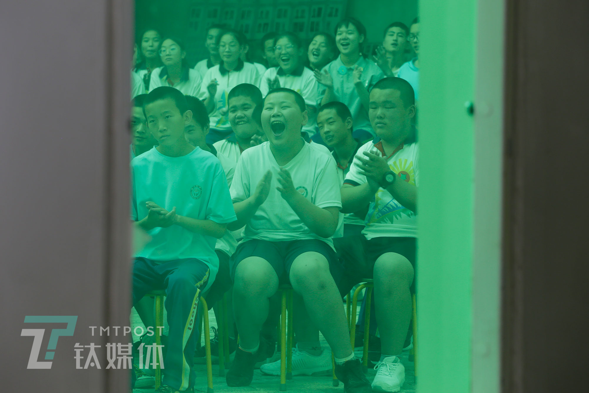 2019年7月4日，北京市大兴区蒲公英中学，志愿者们的相声表演引得学生们大笑。